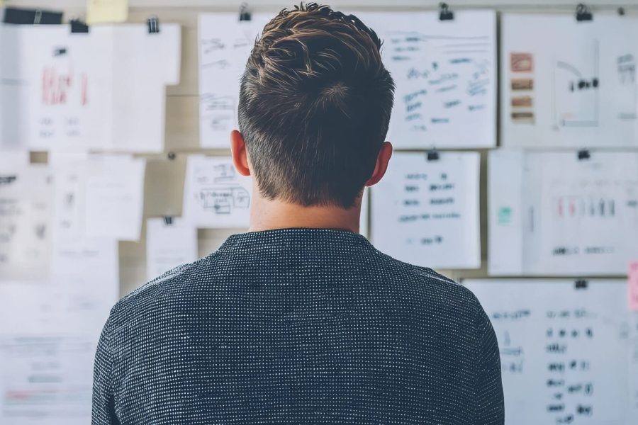 Ein Mann entwirft an einem Whiteboard eine Content-Strategie