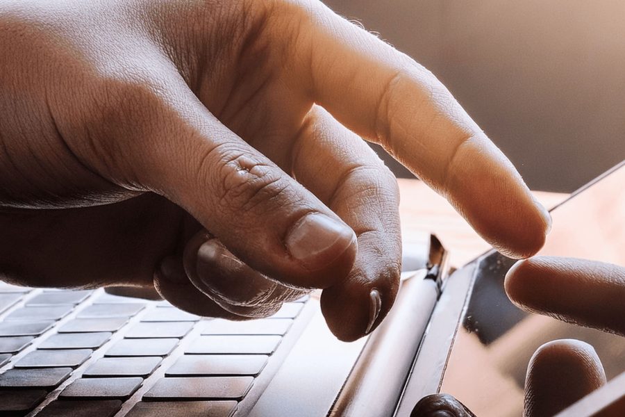Eine Hand zeigt auf einen Bildschirm