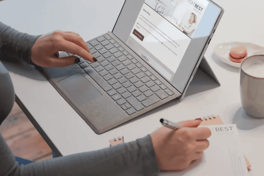 Eine Person recherchiert und plant verschiedene Textsorten im Content-Marketing am Laptop, um Inhalte für Blog, Newsletter und Social Media zu erstellen.