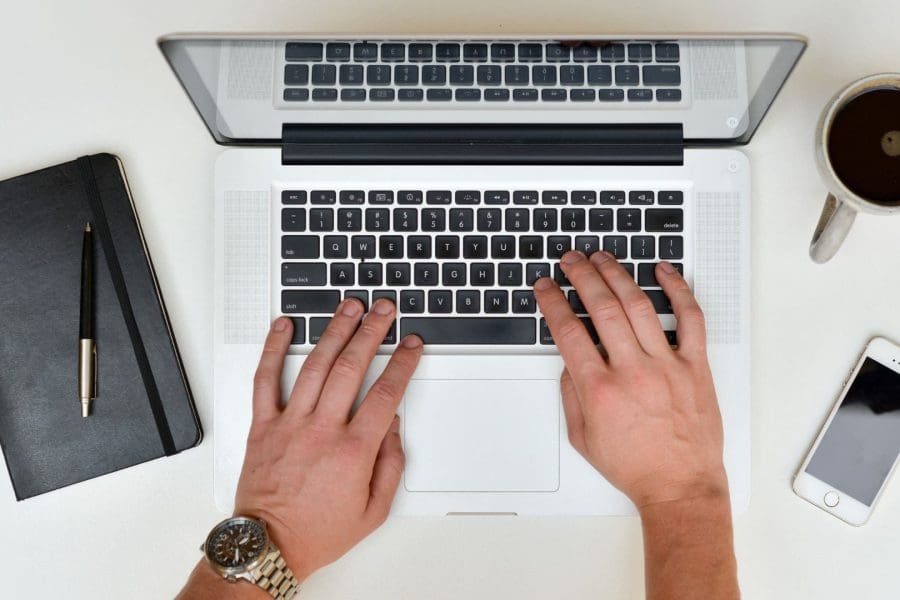 Redakteur arbeitet am Laptop, Symbolbild für Content-Recycling mit KI