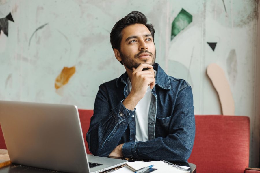 Ein Redakteur erstellt einen Onlinekurs.