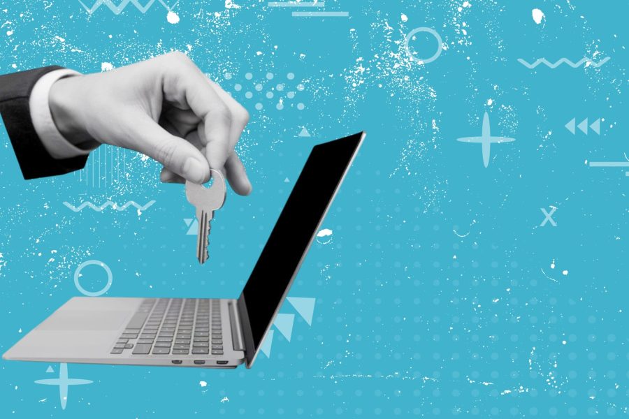 SEO als Teil einer durchdachten Content-Strategie: Eine Hand hält einen Schlüssel über Tastatur eines aufgeklappten Laptops.