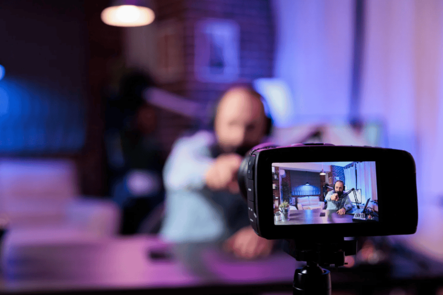 Ein Content Creator erstellt ein modernes Content Format in einem professionellen Studio mit Kamera.