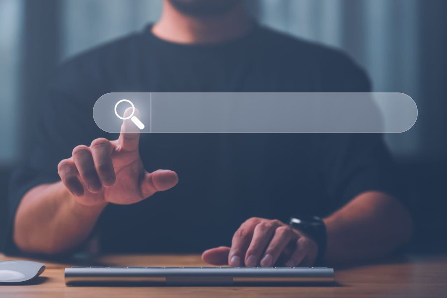 ChatGPT-Content: Ein Mann nutzt eine Tastatur für eine Onlinerecherche.