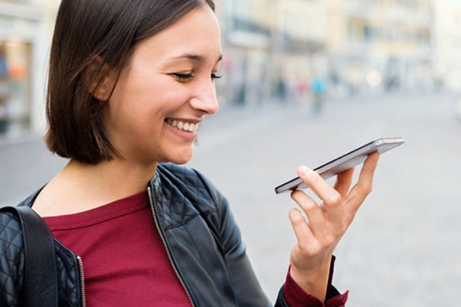 Dame nutzt Voice Search